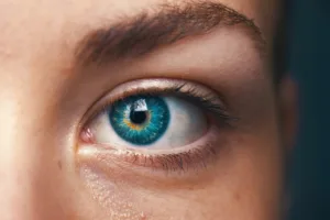 makro shot of a blue and orange female eye, symbolizing our focused approach on consulting